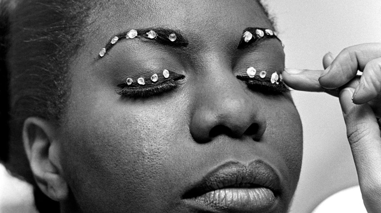 Nina Simone applies stones to her eyes in What Happened, Miss Simone?