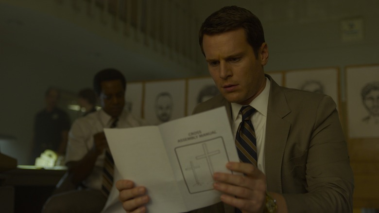 Holden Ford attempts to connect the dots in "Mindhunter."