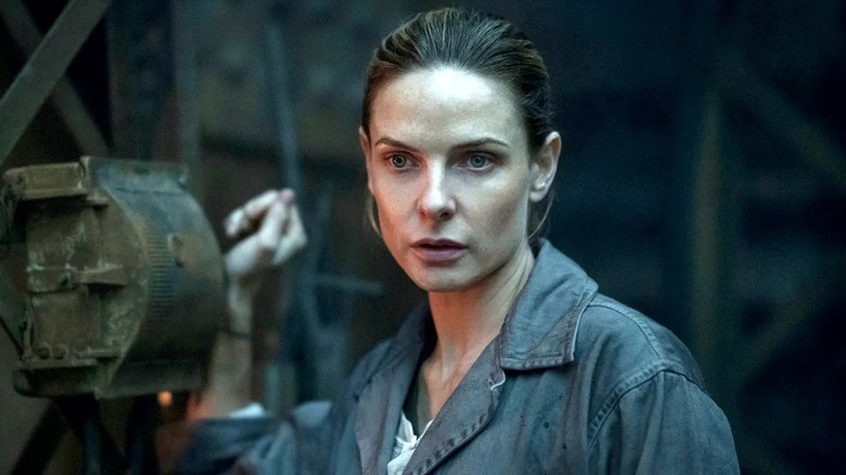Rebecca Ferguson as Julie holding a crank in Silo