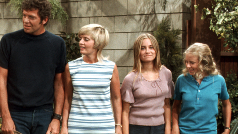 Robert Reed as Mike Brady, Florence Henderson as Carol, Maureen McCormick as Marcia, and Eve Plumb as Jan practice a sack race on The Brady Bunch.