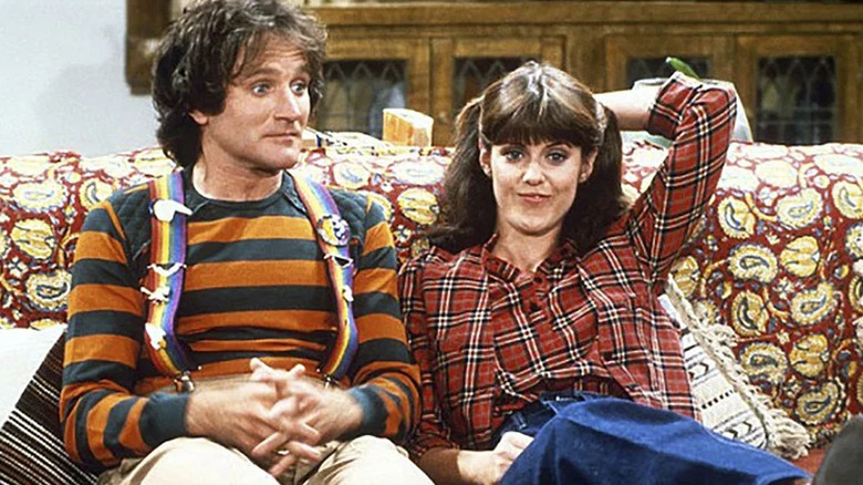 Robin Williams' Mork and Pam Dawber's Mindy try to get comfortable on the couch, on Mork & Mindy