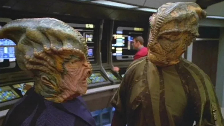 Christopher Liam Moore's Tova Veer and Henry Woronicz's Forra Gegen facing each other on Star Trek: Voyager