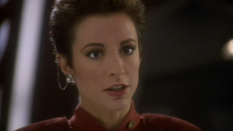 Kira Nerys (Nana Visitor) stands sternly in Star Trek: Deep Space Nine