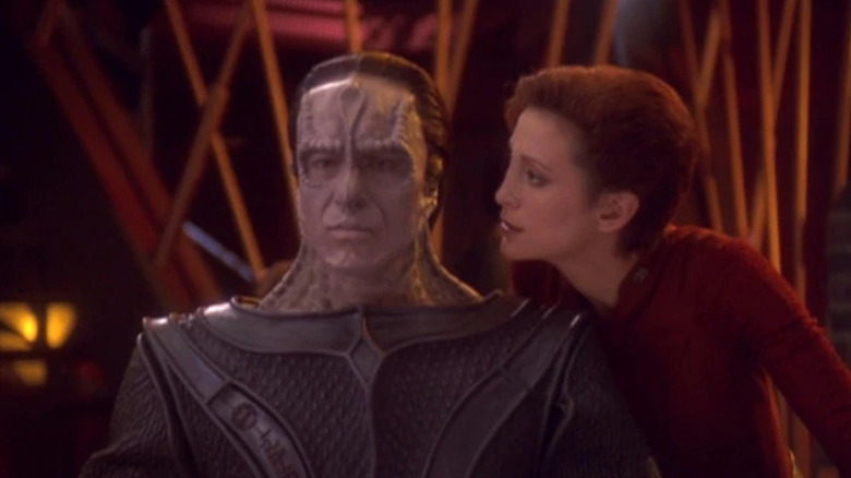 Kira Nerys (Nana Visitor) speaks to an impassive Damar (Casey Biggs) in Star Trek: Deep Space Nine