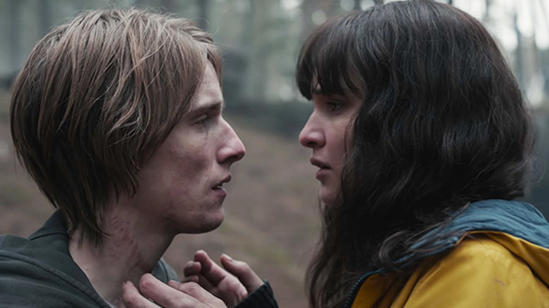 Louis Hoffman as Jonas face to face with Lisa Vicari as Martha in Dark