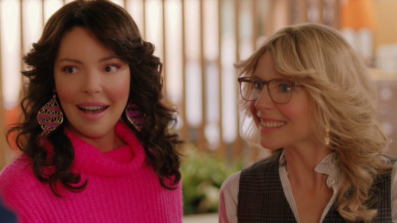 Tully Hart (Katherine Heigl) and Kate Mularkey (Sarah Chalke) smile while wearing '70s clothing in Firefly Lane