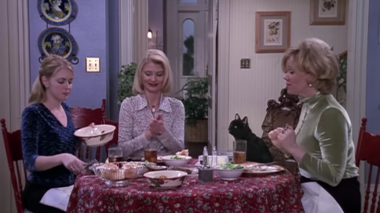 Melissa Joan Hart's Sabrina Spellman, Beth Broderick's Zelda Spellman, Nick Bakay's Salem Saberhagen, and Caroline Rhea's Hilda Spellman at the dinner table on Sabrina the Teenage Witch