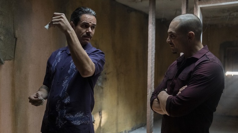 Lalo Salamanca, de Tony Dalton, conversando com Nacho Varga, de Michael Mando, em uma sala sem mobília em Breaking Bad