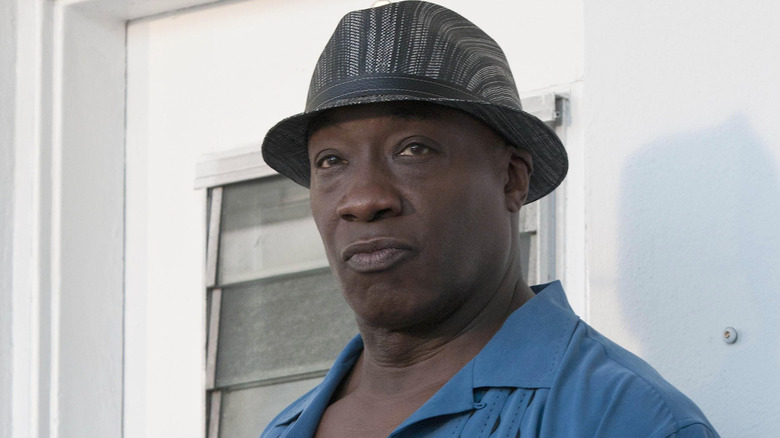 Leo (Michael Clarke Duncan) standing outside wearing fedora in Bones