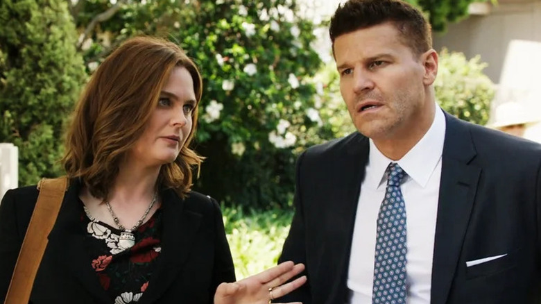 Temperance Brennan e Seeley Booth parecendo excitados em Bones