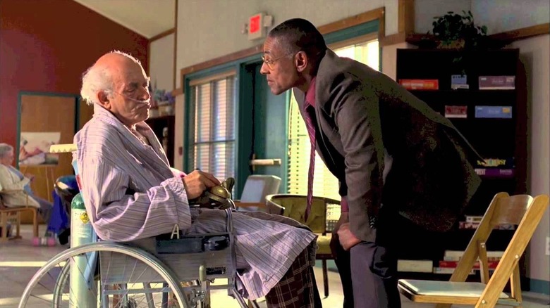 Hector Salamanca enquanto Gustavo está sentado em sua cadeira de rodas 