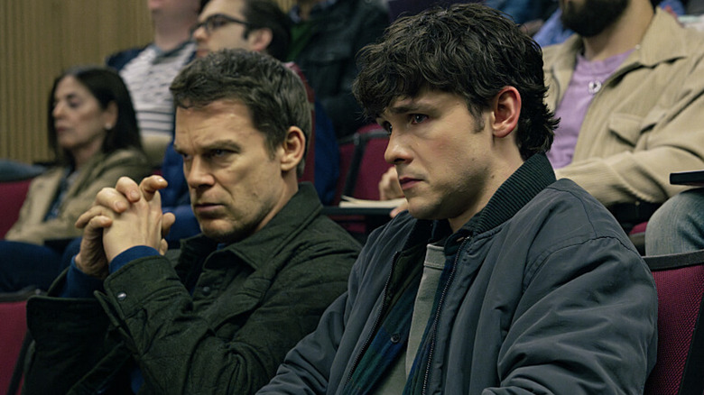 Dexter ve Harrison, Dexter: Resurrection'da ceket giyerek yan yana oturuyorlar