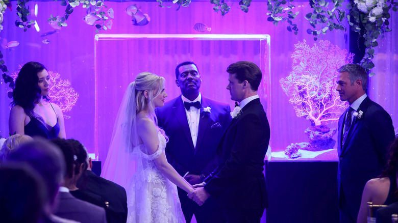 Hanako Greensmith, Kara Killmer, Eamonn Walker, Jesse Spencer ve Taylor Kinney'nin Casey ve Sylvie'nin Chicago Fire'daki düğününde tanıtım görüntüsü