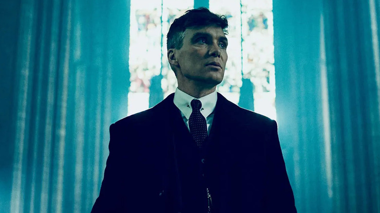 Tommy Shelby olha pela janela de uma igreja em Peaky Blinders.