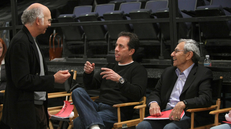 Larry David conversando com Jerry Seinfeld na reunião de Seinfeld ambientada em Curb Your Enthusiasm