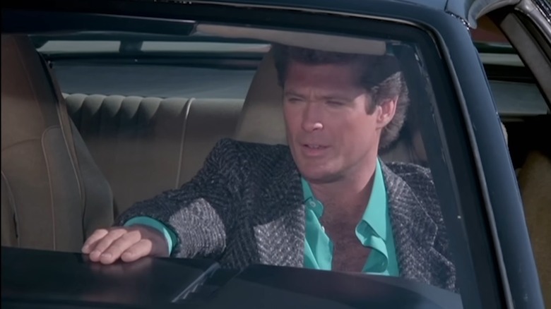 Michael (David Hasselhoff) arabada oturuyor 