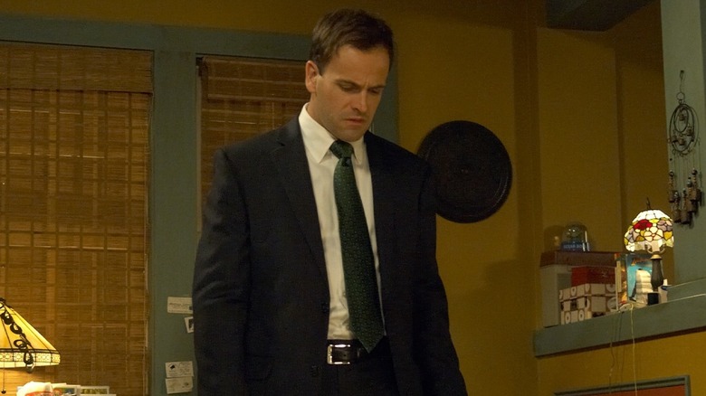 Jonny Lee Miller as Jordan Chase, looking down in Dexter.