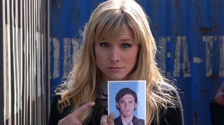 Elle Bishop holding a photo on Heroes
