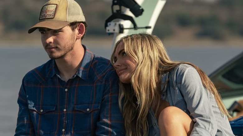 Oreana (Natalie Alyn Lind), Carter'a (Finn Little) sarılıyor. 