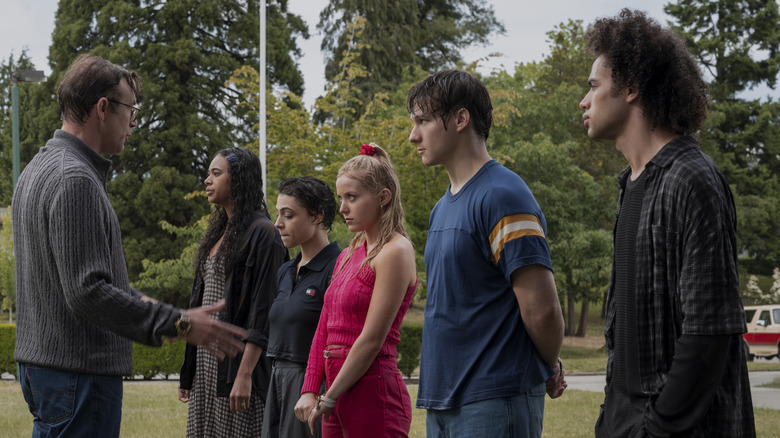 Kimberly rolünde Chandler Kinney, Liz rolünde Gabrielle Policano, Elle rolünde Lexi Minetree, Miles rolünde Jacob Moskovitch ve Dustin rolünde Zac Looker, dışarıda çimenli bir çimenlikte duruyorlar ve Müdür Anderson rolündeki Matt Oberg'i dikkatle dinliyorlar. 