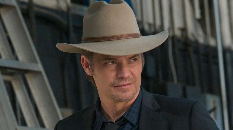 Raylan yana bakıyor