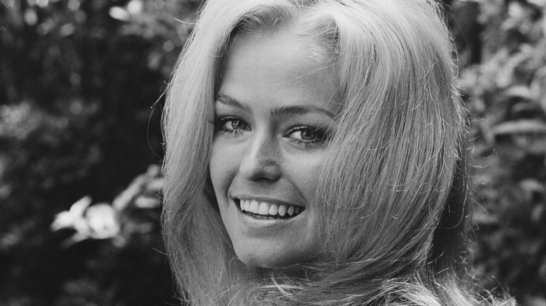 Farrah Fawcett 1970 tarihli siyah beyaz fotoğrafta gülümsüyor