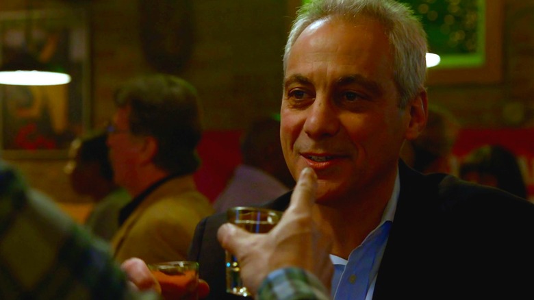 Rahm Emanuel, Molly'nin barında elinde shot bardağıyla kadeh kaldırıyor