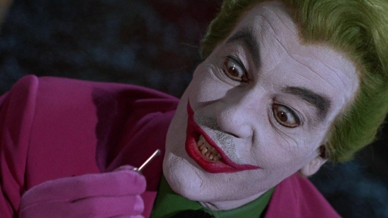 1966 yapımı TV dizisinde Joker rolünde Cesar Romero bir anahtarı tutuyor ve ona geniş gözlerle bakıyor 