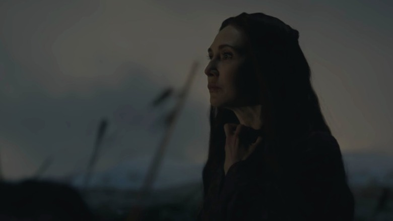 Melisandre walking and removing her necklace on Game of Thrones S8E3
