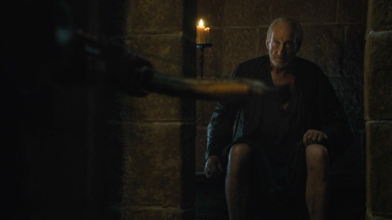 Tywin sitting on the toilet while Tyrion points a crossbow at him on Game of Thrones S4E10