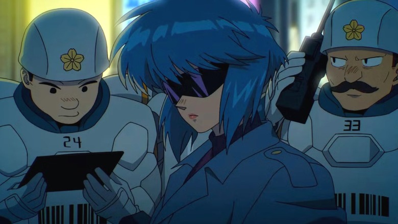 Motoko, The Ghost in the Shell'de polis meşgul görünürken gözlükleriyle poz veriyor