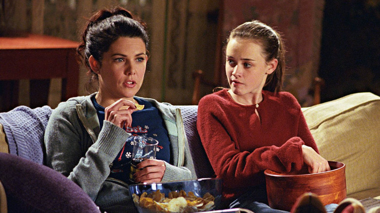 Lorelai and Rory watch a movie in Gilmore Girls