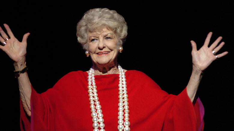 Elaine Stritch addresses an audience on stage