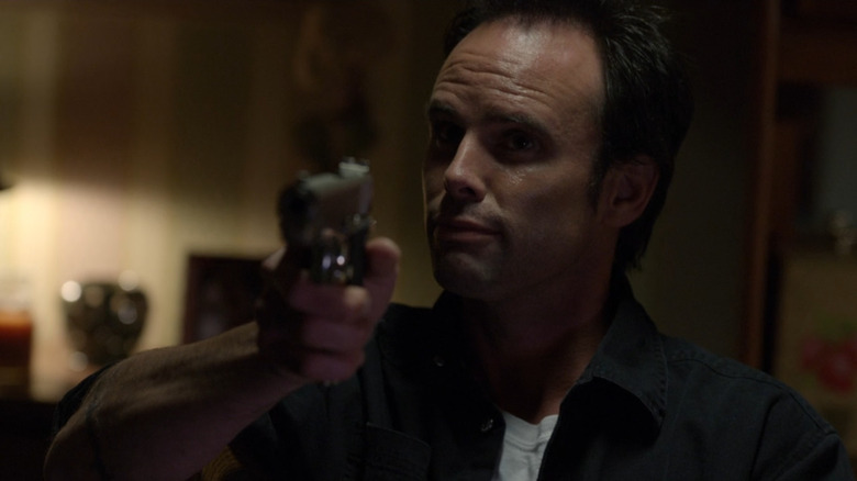 Boyd Crowder Justified'da (2010) silah doğrultuyor