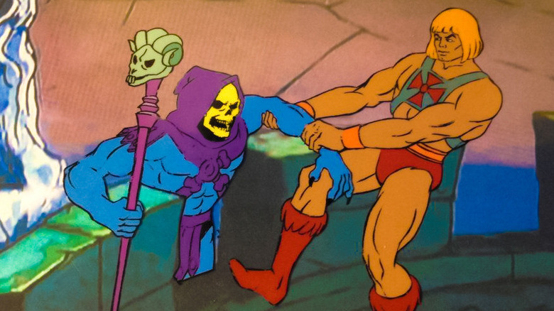 He-Man, İskeletor'u duvarın üzerinden çekiyor 