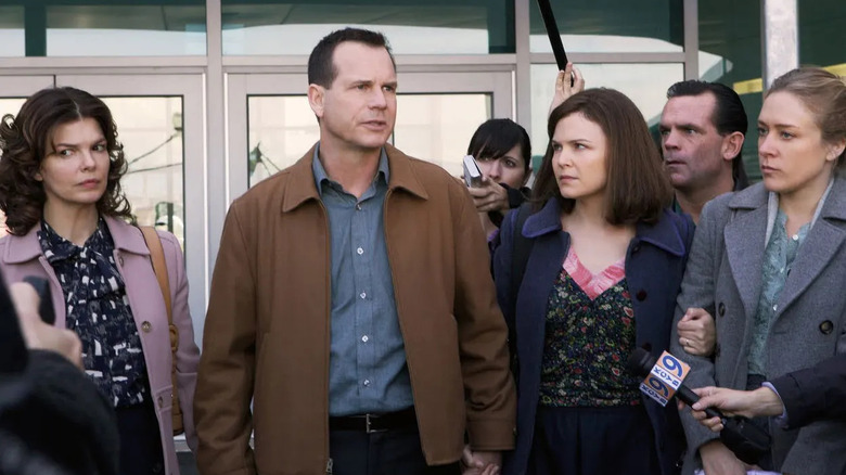 Jeanne Tripplehorn (Barbara Henrickson), Bill Paxton (Bill Henrickson), Chloë Sevigny (Nicolette Grant) ve Ginnifer Goodwin (Margene Heffman), muhabirler onları mikrofonlar, kameralar ve kayıt cihazlarıyla çevrelerken endişeli ifadelerle bir binanın önünde el ele yürüyorlar