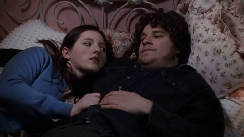Ken and Amy lie in bed in "Freaks & Geeks" (1999)