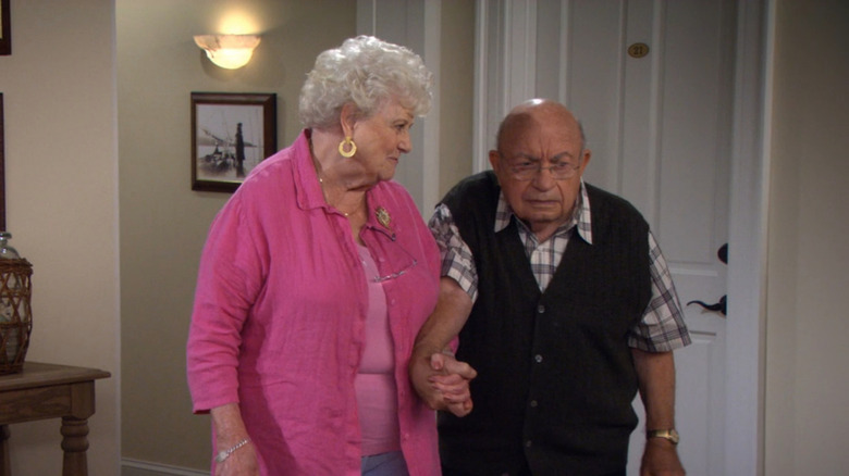 Aunt Muriel and Uncle Mort (Lou Cutell) walking through a hotel holding hands in How I Met Your Mother