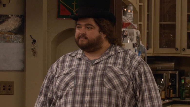 Steve (Jorge Garcia) in a top hat in "How I Met Your Mother"