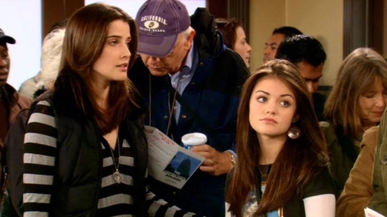 Robin (Cobie Smulders) and Katie (Lucy Hale) in "How I Met Your Mother" Season 2.