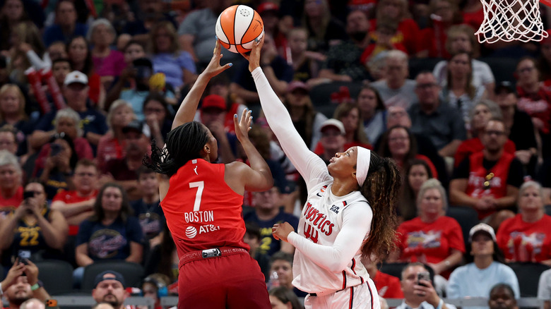 Kiki Iriafen blocks Aliyah Boston's shot