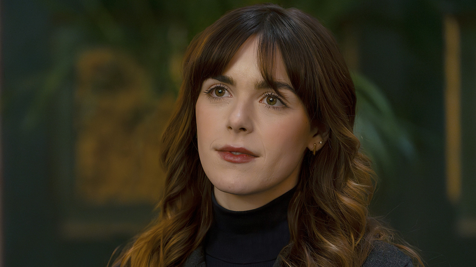 Industrys Kiernan Shipka Weighs In On That Steamy Threesome, And Hayley And Yasmins Unspoken Chemistry