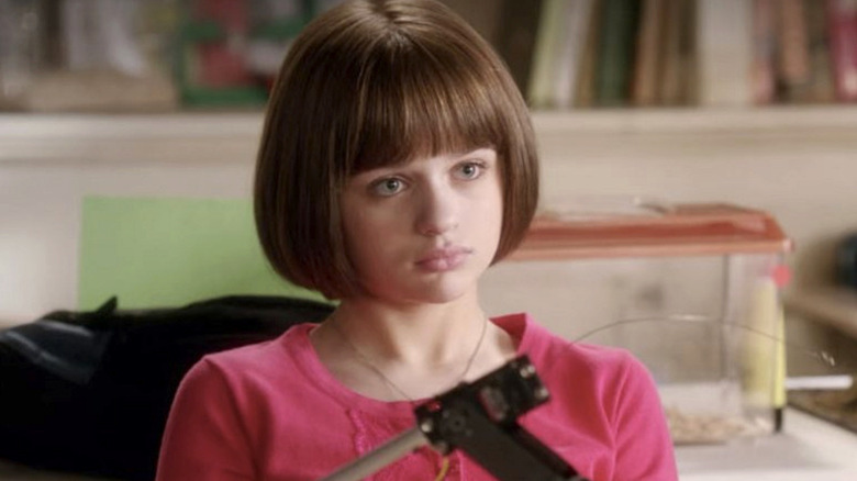 Brianna sitting wearing a pink shirt in "New Girl"