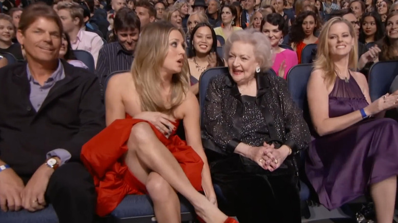 Kaley Cuoco sitting next to Betty White at the People's Choice Awards