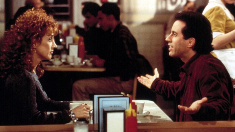 Sally Weaver e Jerry Seinfeld conversando em um jantar no Seinfeld