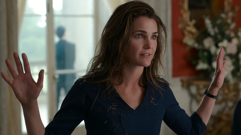 Keri Russell with unstyled hair on the set of The Diplomat