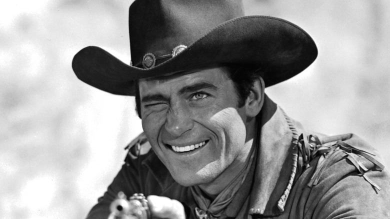 Clint Walker bir sahnede nişan alıyor 