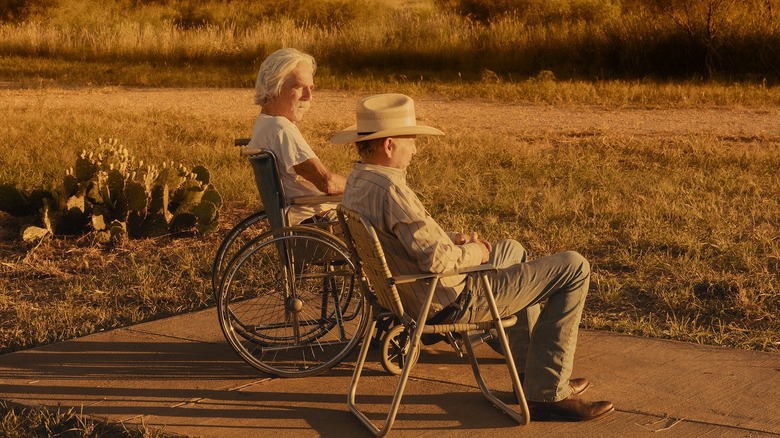 Sam Elliott como TL e Billy Bob Thornton como Tommy assistem ao pôr do sol na 2ª temporada de Landman