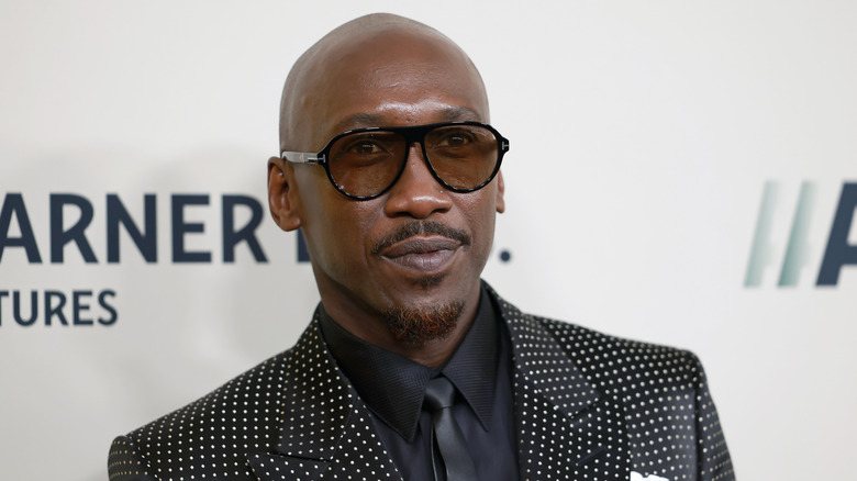 Zero Xon Daxos levantando a palma da mão aberta em Game of Thrones