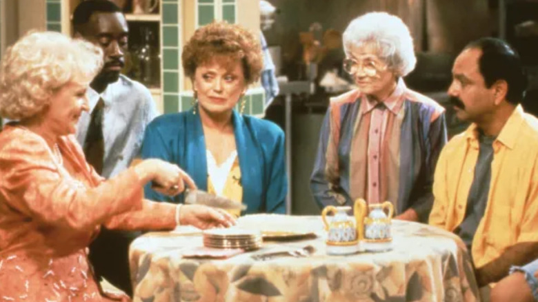 Rose, Roland, Sophia, Blanche e Chuy atuando em cena do Golden Palace.